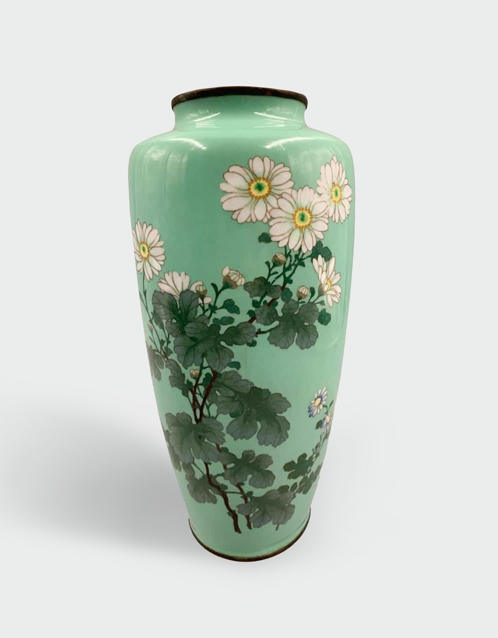Cloisonne vase with chrisantemum, Hattori Tadasaburo, Japán
Diameter 17cm, Height 30cm, enamel on silver, 1890sDiameter 17cm, Height 30cm, enamel on silver, 1890s